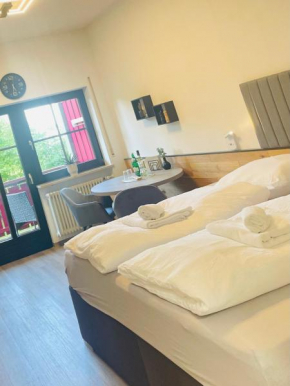 FeWo 13 - Appartement im Rottalblick - Elegant und ruhig wohnen, mit Bademantelgang zur Therme, TV, Boxspringbett, Balkon und persönlichem Gästeempfang von Astarte Estate
